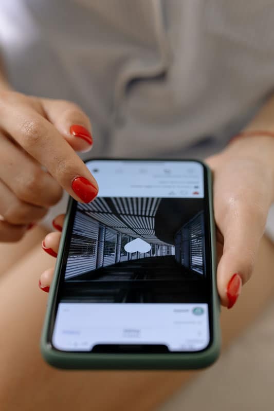 The Essential Guide to Navigating the Art World like a Pro 4 socialpexels cottonbro 6963585